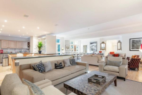 The Heart of Chelsea - Modern & Bright 3BDR Home with Gym, Parking & Patio